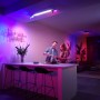 Philips Hue Centris LED-Deckenleuchte mit Farbwechsel in Weiß über Küchentisch mit Personen.