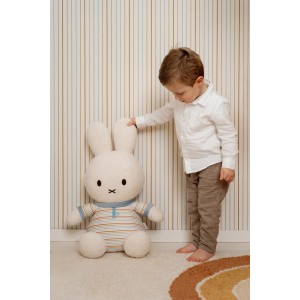 Little Dutch Vliestapete Vintage Sunny Stripes Rosa-Orange im Kinderzimmer mit Kind und Stofftier.