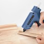 Steinel Heißklebepistole mit Klebesticks beim Verkleben von Holzleisten.