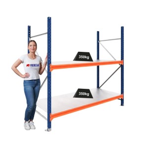 PROREGAL DOMINUS Schwerlastregal, blau-orange, 2 Ebenen mit 350kg Fachlast. Frau als Größenvergleich. Ideal für Lager & Werkstatt.