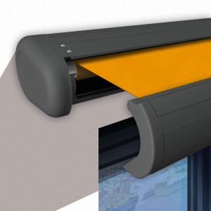 Elektrische Kassettenmarkise in Basaltgrau mit gelbem Tuch, teilweise ausgefahren.