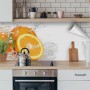 Myspotti Küchenrückwandfolie Aqua Orange mit Orangen-Motiv als Spritzschutz.