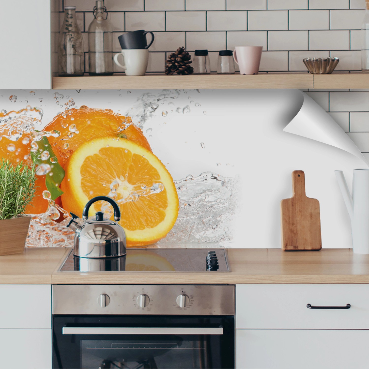 Myspotti Küchenrückwandfolie Aqua Orange mit Orangen-Motiv als Spritzschutz.