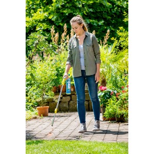 Frau benutzt Gloria Thermoflamm bio Comfort Plus Unkrautbrenner mit Gaskartusche im Garten.