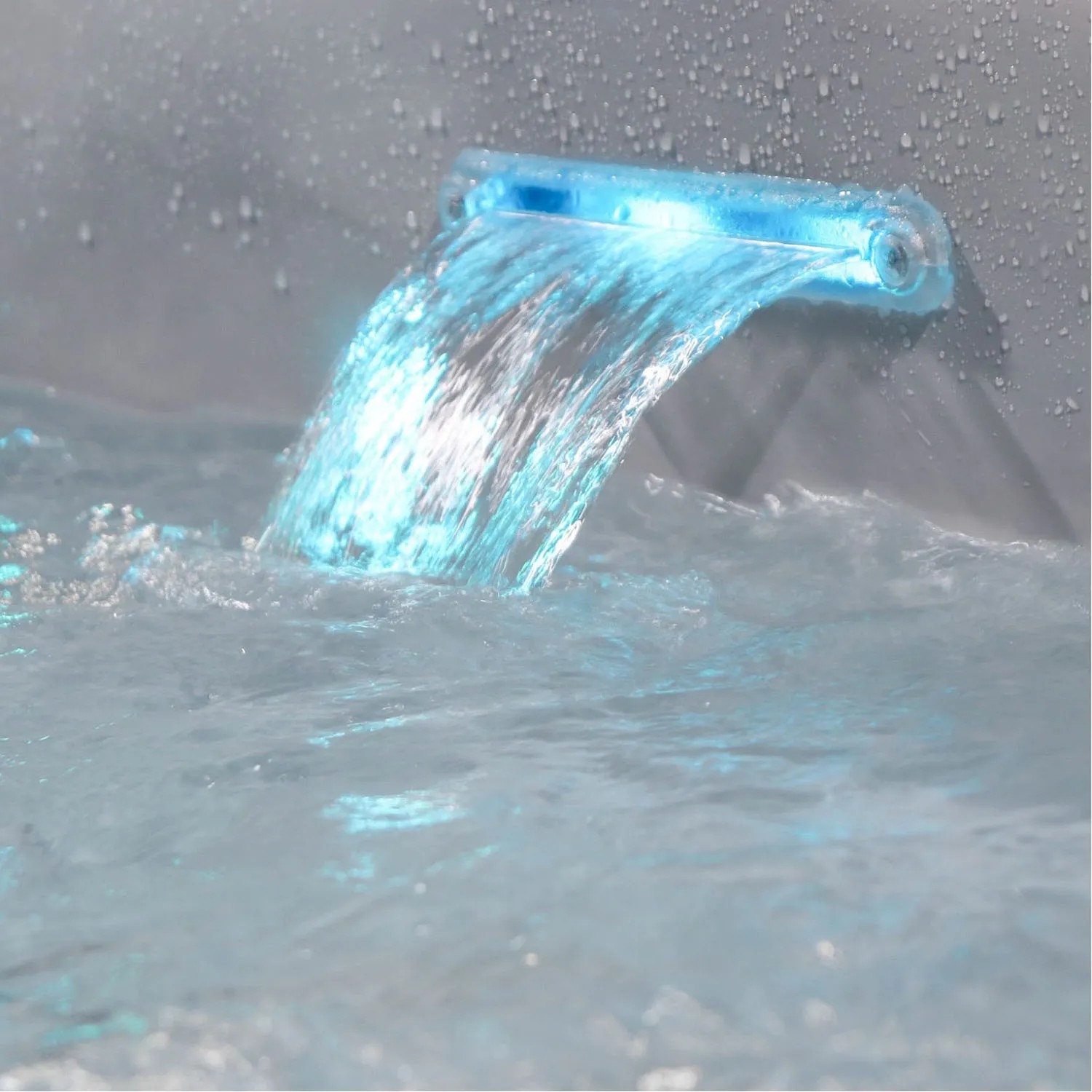 Beleuchteter Wasserfall im Canadian Spa Swim Spa St. Lawrence Whirlpool.
