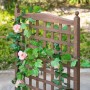 Dunkelbraunes Tannenholz-Spalier mit grünen Ranken und rosa Blüten. Ideal für Garten und Balkon.