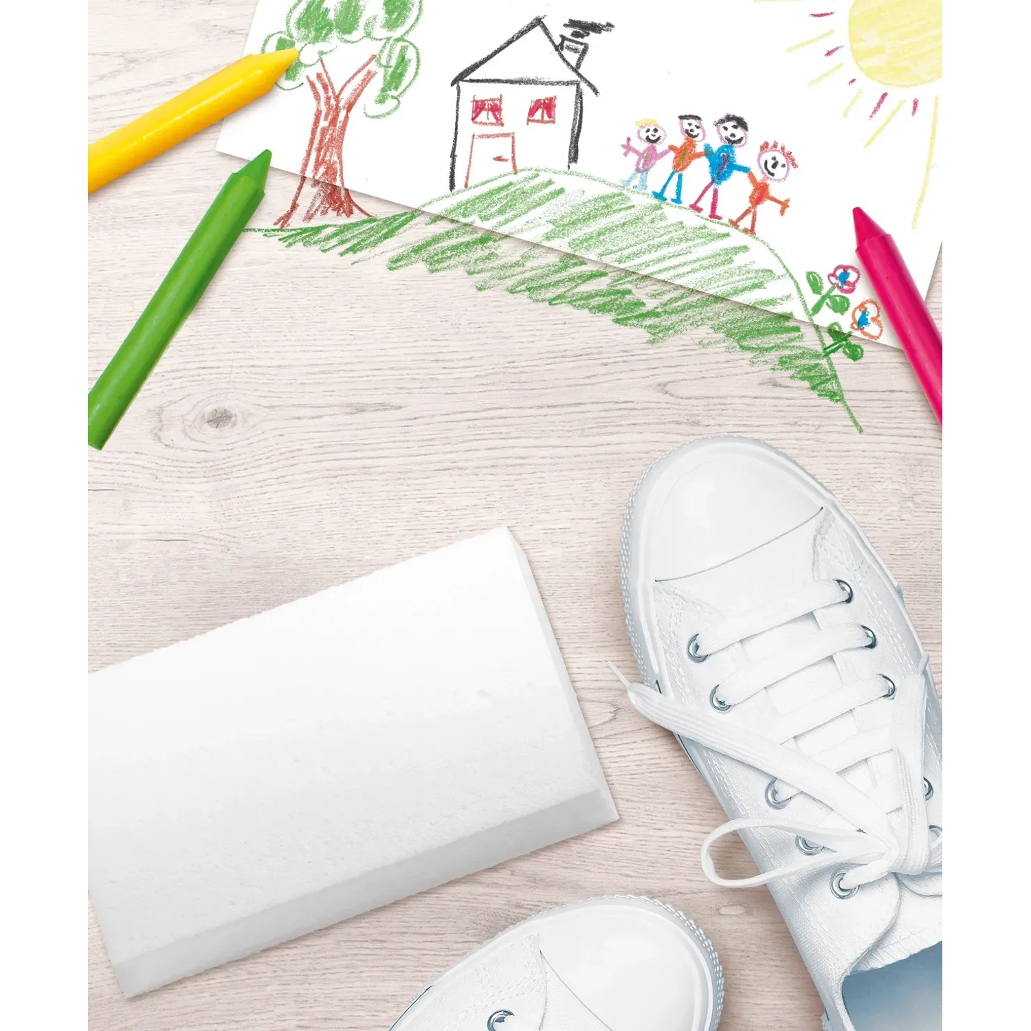 Schmutzradierer 6er-Pack neben Kinderzeichnung und Turnschuhen.