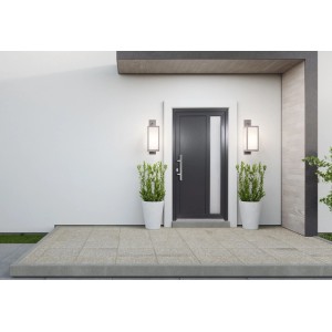 Moderne, anthrazitfarbene Kunststoff-Haustür mit Glaseinsatz, flankiert von Leuchten und Pflanzen.