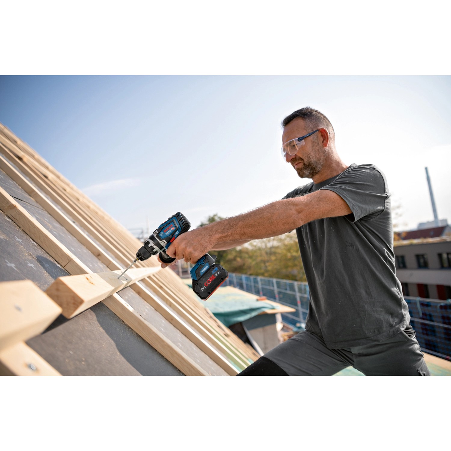 Bosch Professional GSR 18V-150 C Akku-Bohrschrauber im Einsatz auf einer Baustelle.