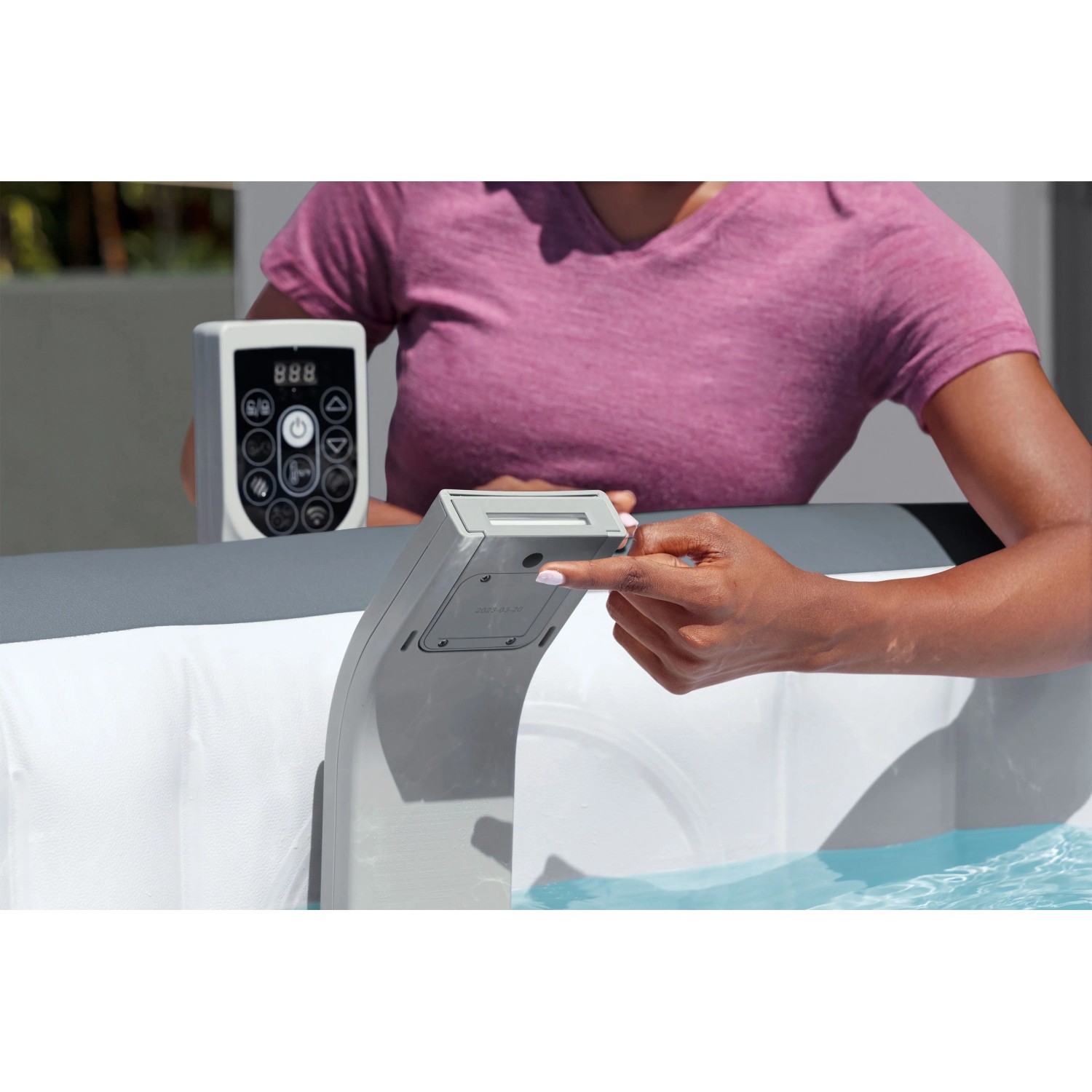 Bestway LAY Z SPA Xtras LED Wasserfall in Nutzung am Whirlpool.