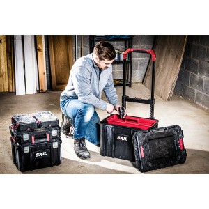 Skil Trolley-Set, 4-teilig: Werkzeugkoffer, Rollkoffer und Sortimentkästen in Schwarz/Rot.