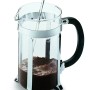 Bodum Caffettiera French Press Kaffeebereiter aus Borosilikatglas mit Chromrahmen. Heißes Wasser wird auf Kaffeepulver gegossen.