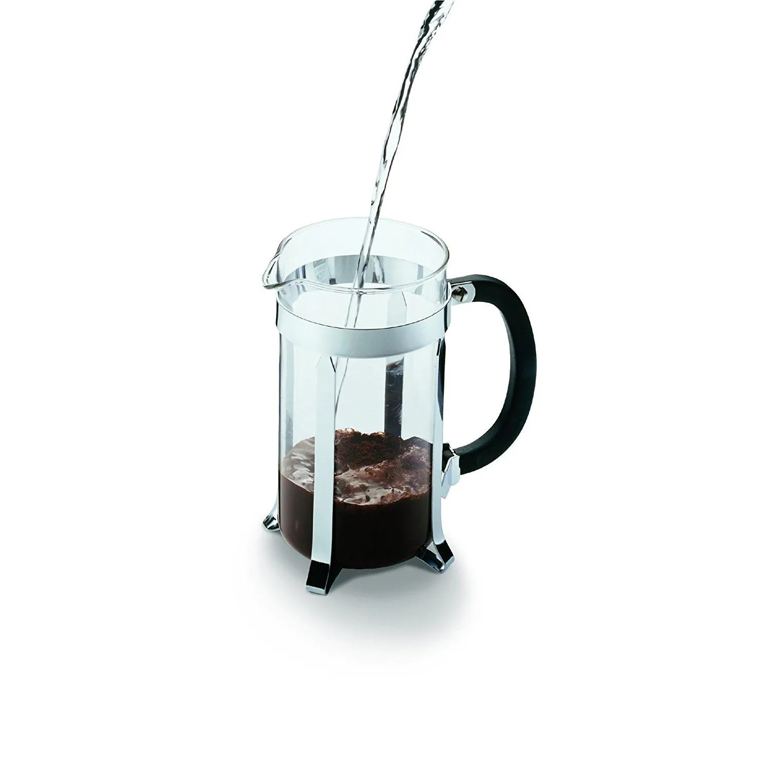 Bodum Caffettiera French Press Kaffeebereiter aus Borosilikatglas mit Chromrahmen. Heißes Wasser wird auf Kaffeepulver gegossen.