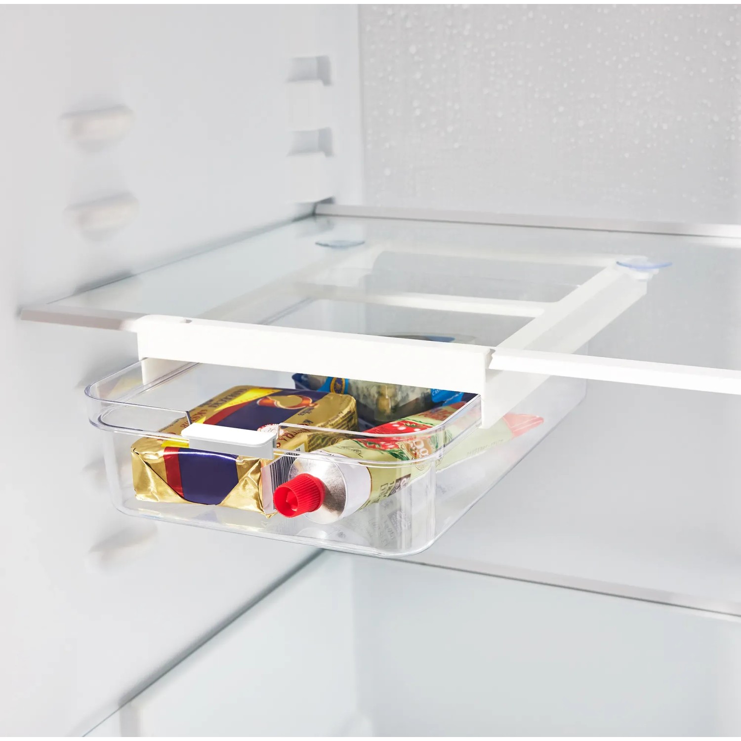 Transparenter Rotho Kühlschrankorganizer Cauma 2,6 l mit Lebensmitteln im Kühlschrank.