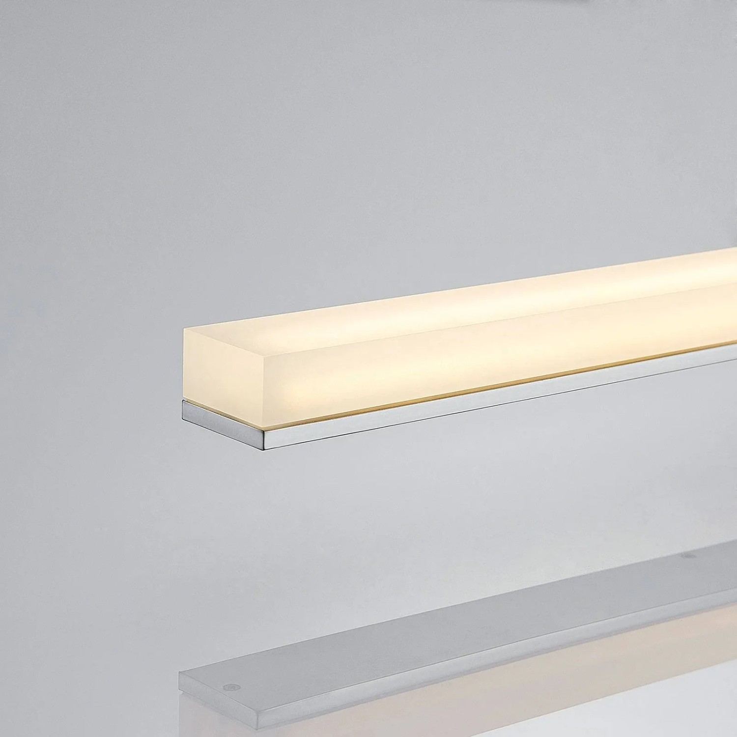 Moderne, dimmbare LED Bad-Deckenleuchte Levke in Weiß mit Chromrand, spritzwassergeschützt.