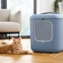 Rotho Katzentoilette Biala XL in Horizotblau mit Katze im Wohnraum.