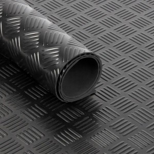 Schwarze KARAT Gummimatte mit Karo-Muster, gerollt. Rutschfester PVC-Bodenbelag, 150x300x0,3 cm.