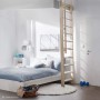 Raumspartreppe Easy Step aus Fichte mit einseitigem Geländer im Wohnraum.