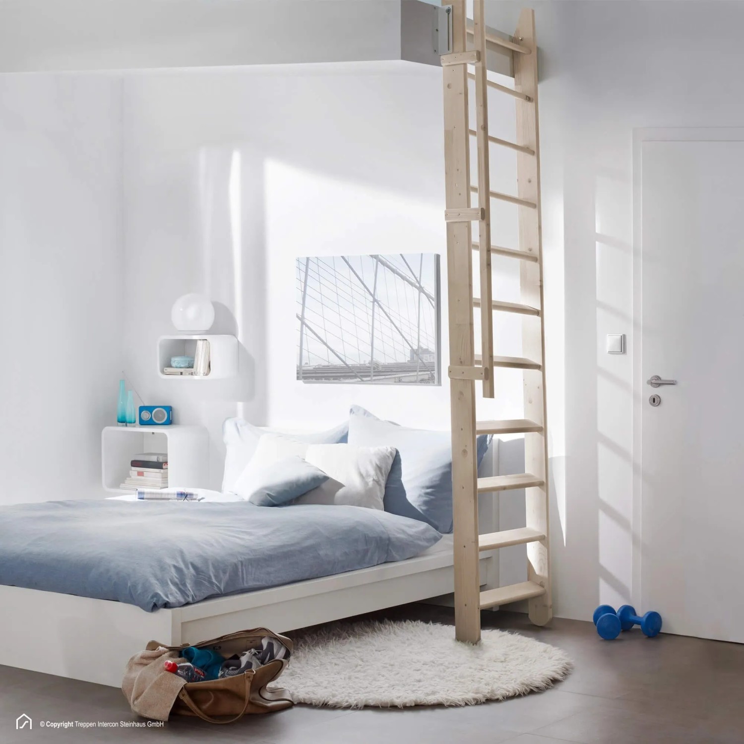 Raumspartreppe Easy Step aus Fichte mit einseitigem Geländer im Wohnraum.