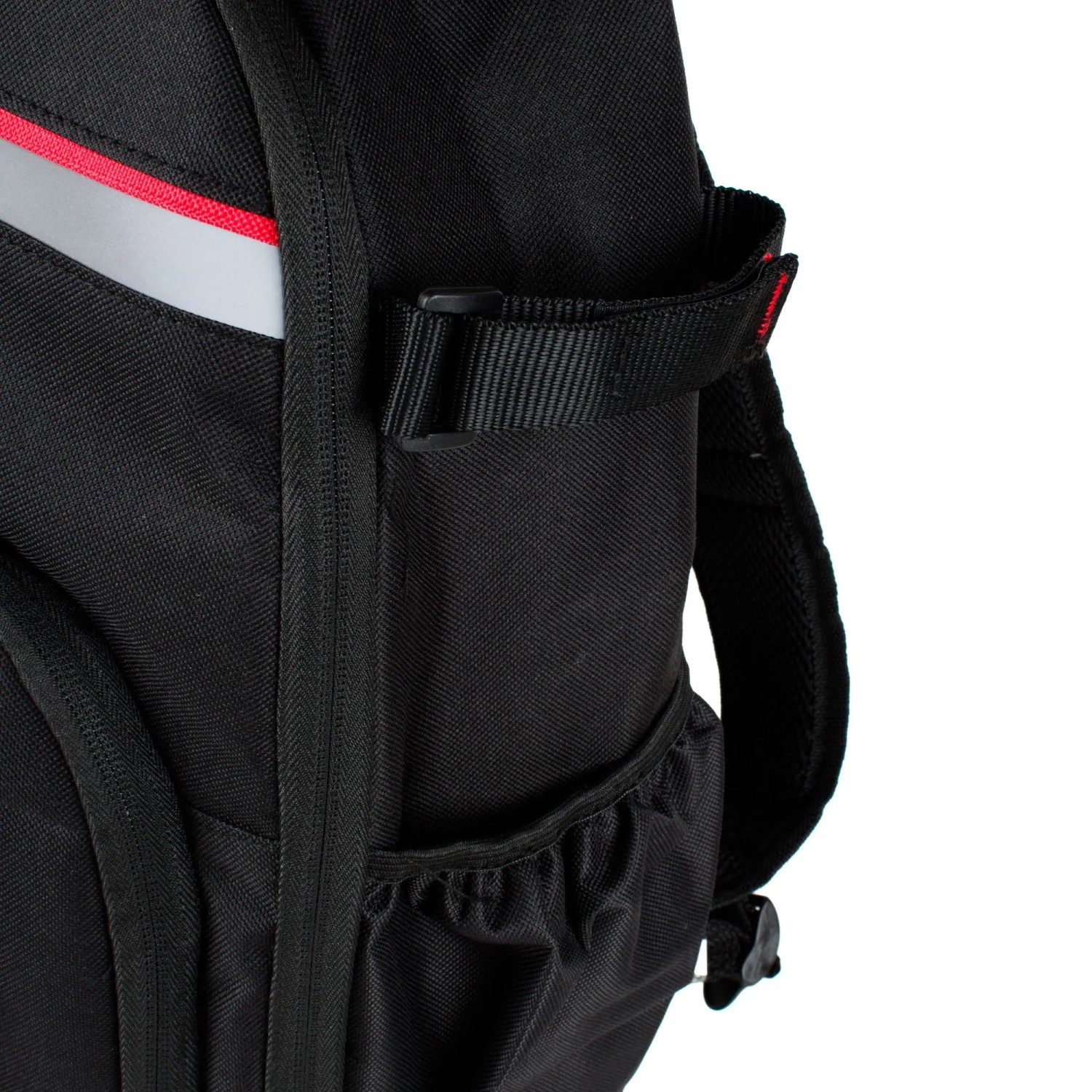 Detailaufnahme: Mephisto Werkzeugrucksack Fire, schwarzer Outdoor-Stoff mit rotem Akzent und gepolstertem Schultergurt.