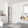 Schwarze AICA Walk-In Duschabtrennung Falttür 120x185cm mit 6mm ESG Glas, in modernem Bad mit weißen Fliesen.
