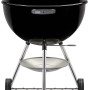 Schwarzer Weber Holzkohle Kugelgrill Classic Kettle Ø 57 cm mit Deckel und Rädern.