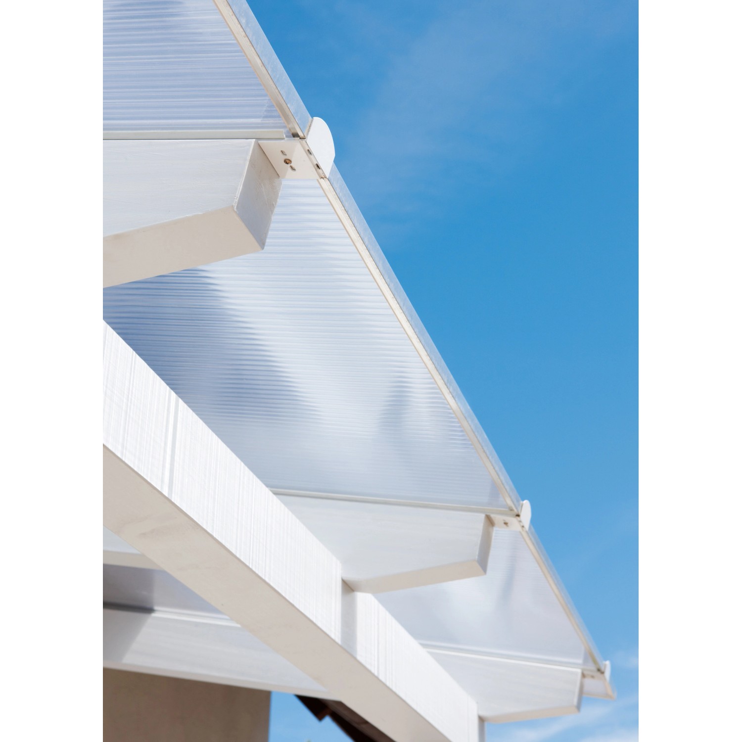 Transparente Gutta Hohlkammerplatte (16 mm) als Kunststoffbedachung für z.B. eine Terrassenüberdachung.