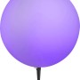Weiße Globo Kugelleuchte TOULA mit Erdspieß für den Garten.