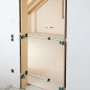 Wolfcraft Türfutterstrebe Easy im Einsatz: Stützt und fixiert Türzarge beim Einbau.