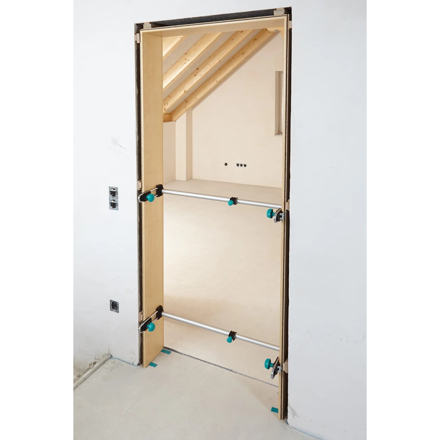 Wolfcraft Türfutterstrebe Easy im Einsatz: Stützt und fixiert Türzarge beim Einbau.