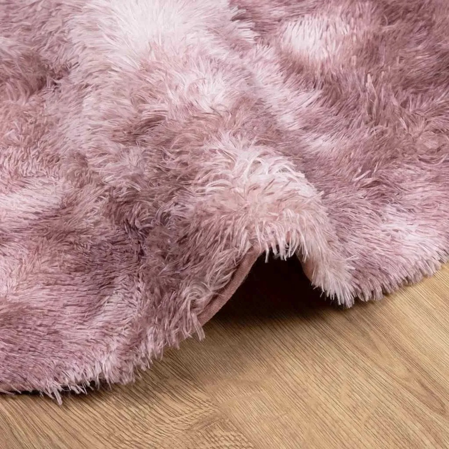 Runder Shaggy Hochflorteppich NAVARRA in Altrosa auf Holzfußboden. Weicher Polyester-Teppich mit 3,5 cm Florhöhe.