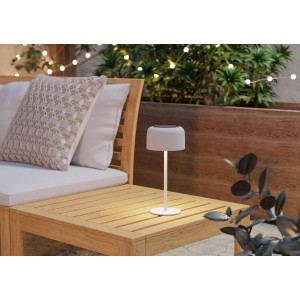 Weiße EGLO Solar LED Tischleuchte ROCCANOVA mit Touchdimmer auf Gartentisch.