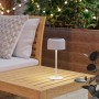 Weiße EGLO Solar LED Tischleuchte ROCCANOVA mit Touchdimmer auf Gartentisch.