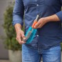 Gardena Cleansystem Fahrradbürste in Blau mit Borsten und Schwamm, gehalten von einer Person.
