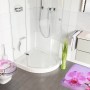 Sanilo Badteppich Blooming (50x80 cm) und WC-Sitz im Badezimmer mit Dusche und Waschbecken.