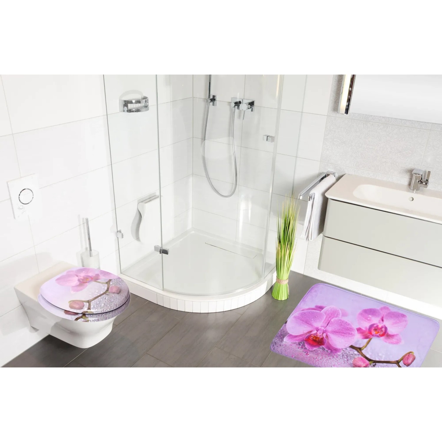 Sanilo Badteppich Blooming (50x80 cm) und WC-Sitz im Badezimmer mit Dusche und Waschbecken.