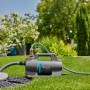 Gardena Gartenpumpe 4200 Silent Set mit Schlauch und Zubehör im Garten.