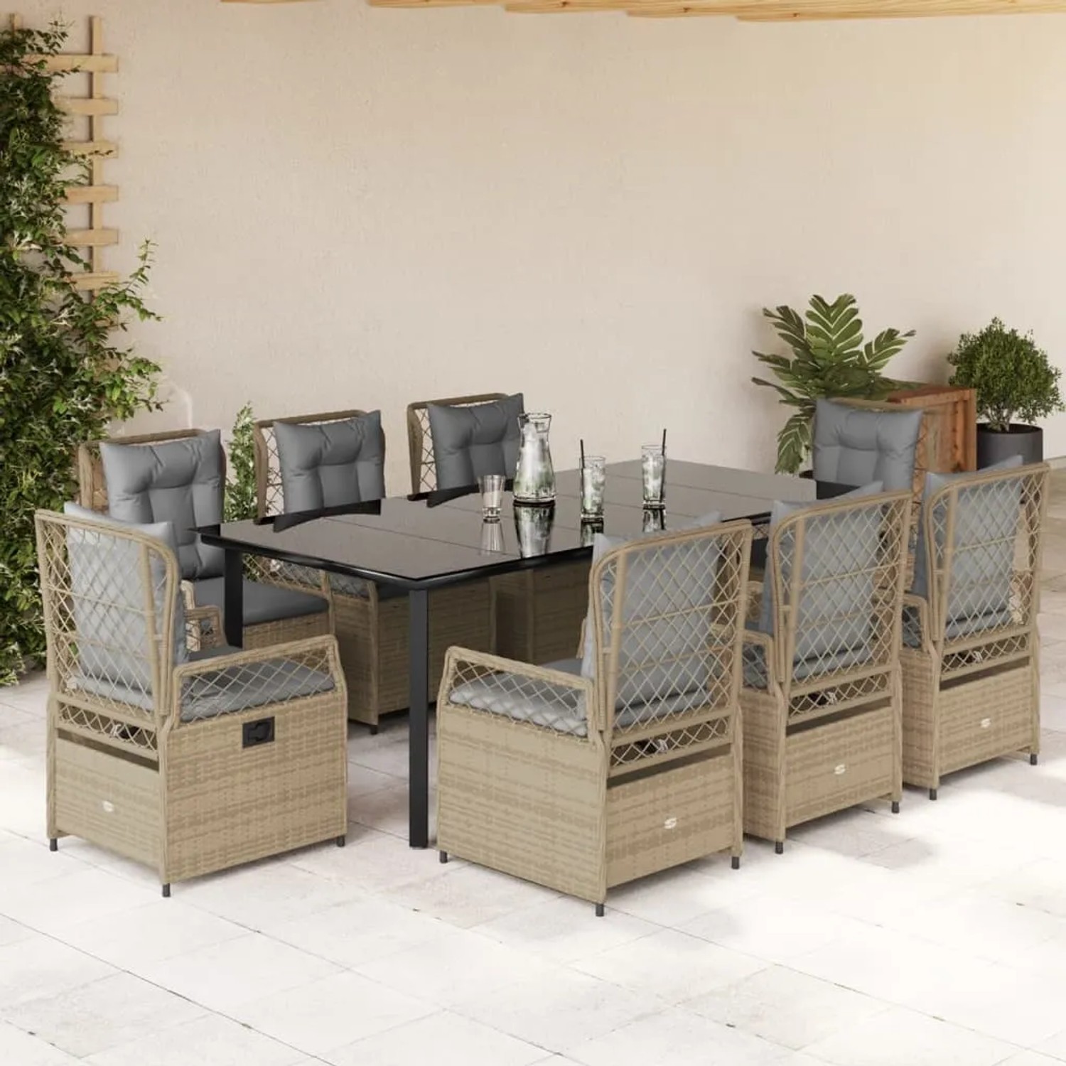 9-teilige Garten Essgruppe aus Poly Rattan mit schwarzen Tisch und beigen Stühlen mit grauen Kissen.