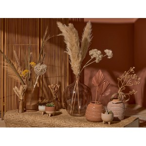 Dekorative Kunstpflanze Beeren Desert Flower, 80 cm, in Vasen auf Tisch arrangiert.