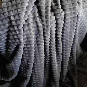 Anthrazitfarbene Bestlivings Kuscheldecke Jacquard Flanell, 130x170 cm. Weiche Wohndecke mit Struktur.