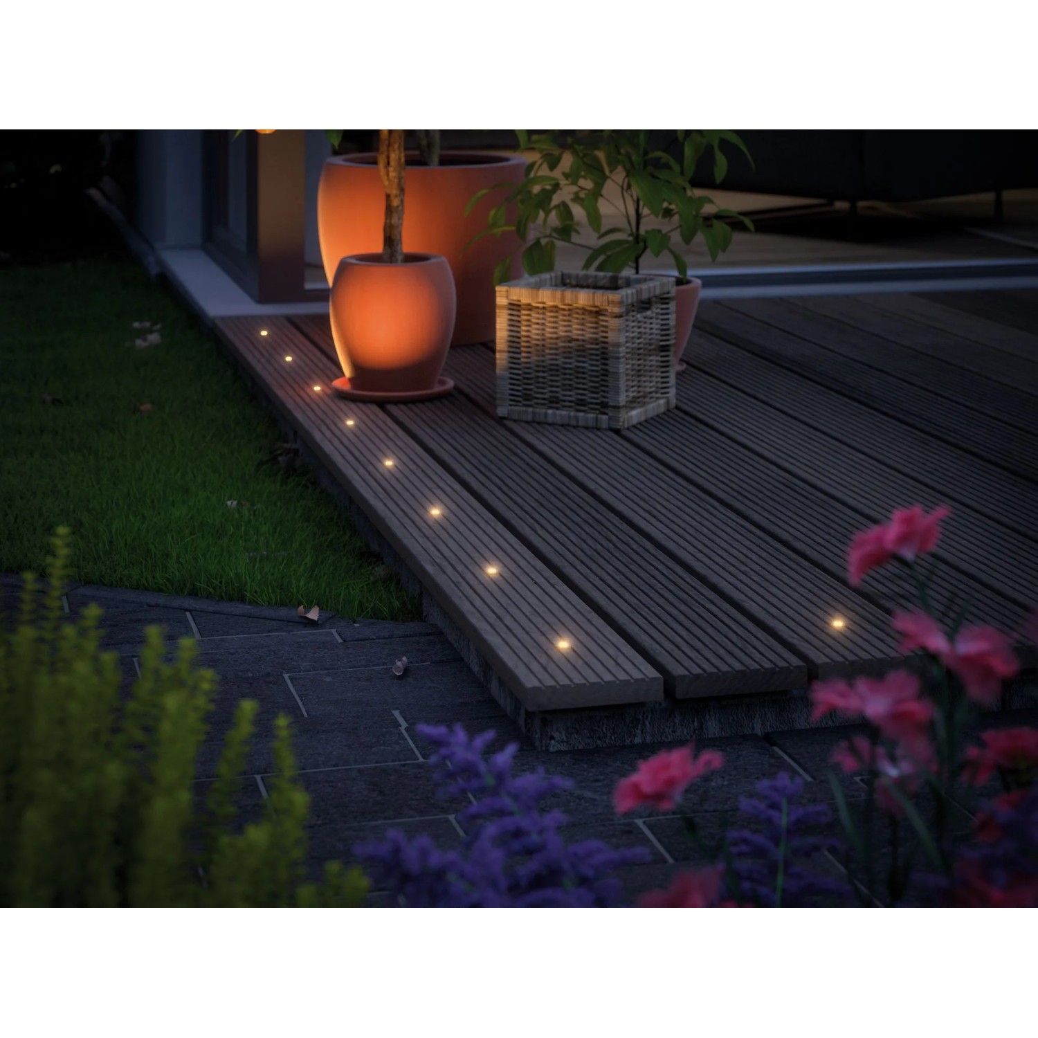 Paulmann Plug&Shine Starter-Set MicroPen II: 5 warmweiße Einbauleuchten auf einer Holzterrasse.