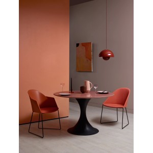 ELLE DECORATION Wandfarbe Tailored No. 451, matte, auf Wand und Möbeln im Esszimmer.