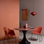 ELLE DECORATION Wandfarbe Tailored No. 451, matte, auf Wand und Möbeln im Esszimmer.