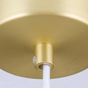 Detailaufnahme der messingfarbenen Aufhängung der Orion LED Hängeleuchte Gourmet.