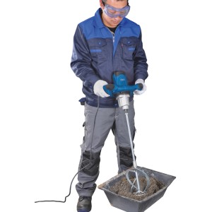 Scheppach Handrührgerät PM1200 beim Mischen von Mörtel in einer schwarzen Wanne.