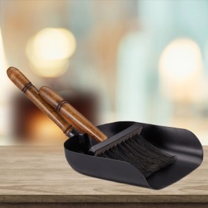 Schwarze Kehrgarnitur aus Kehrschaufel und Handbesen mit Mangoholzgriff für Kamin & Ofen.