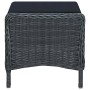 Dunkelgrauer Poly-Rattan Fußhocker mit schwarzem Kissen. Geflochtene Struktur, ideal für Gartensessel.