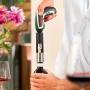 Bosch Ixo Korkenzieher-Aufsatz im Einsatz zum Öffnen einer Weinflasche.
