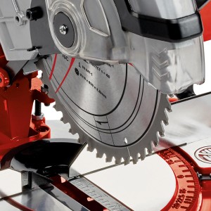 Detailaufnahme: Einhell TC-MS 2112 Kapp- und Gehrungssäge mit Sägeblatt und Winkelskala.
