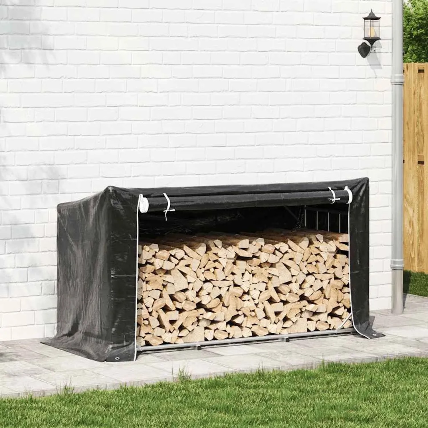 vidaXL Brennholzregal mit Regenschutz, Stahlgestell mit Holzscheiten unter schwarzer Plane.